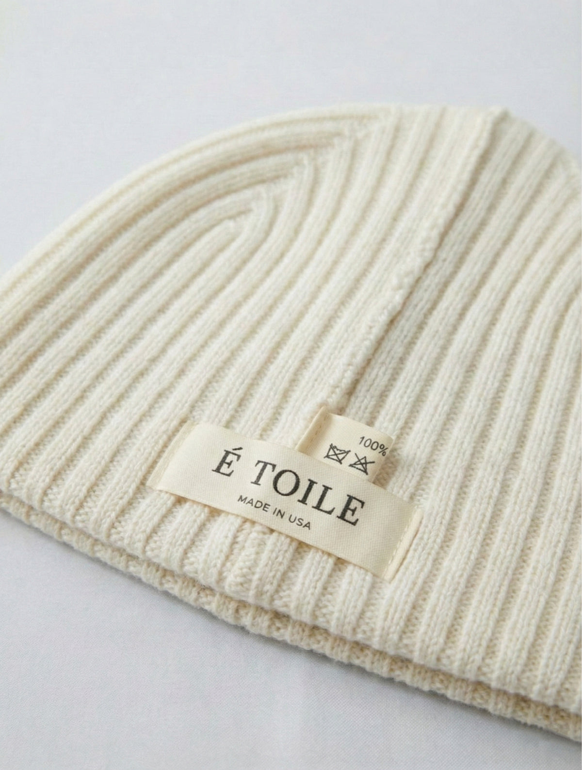 É TOILE Bonnet en laine — White